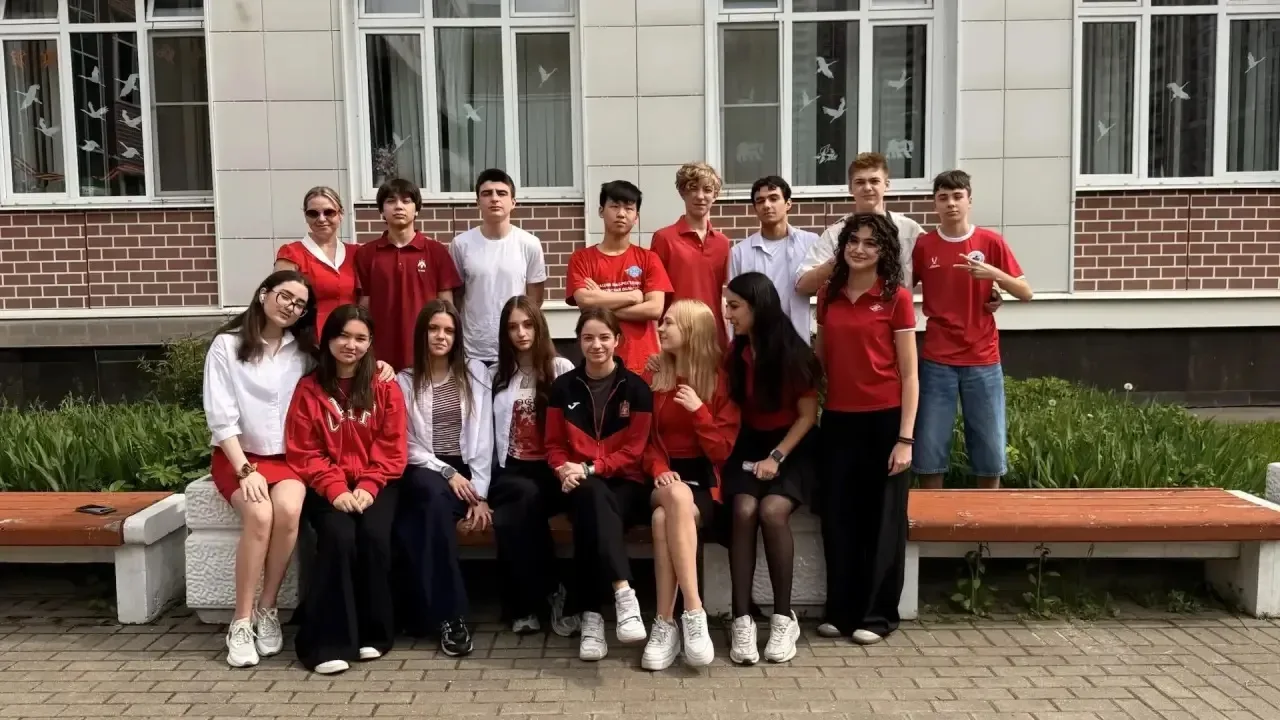 🎨 День цвета в школе! Сегодня в нашей школе царила атмосфера творчества.Каждый класс выбрал свои ярк