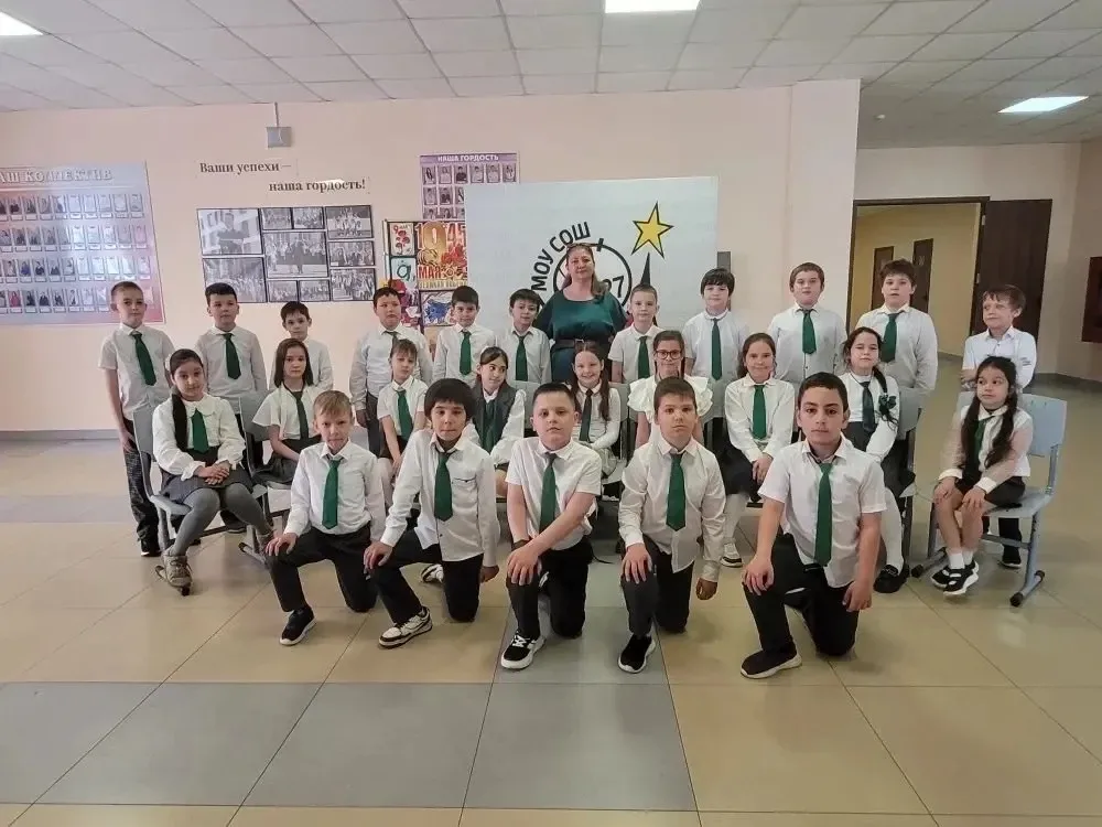 🎨 День цвета в школе! Сегодня в нашей школе царила атмосфера творчества.Каждый класс выбрал свои ярк