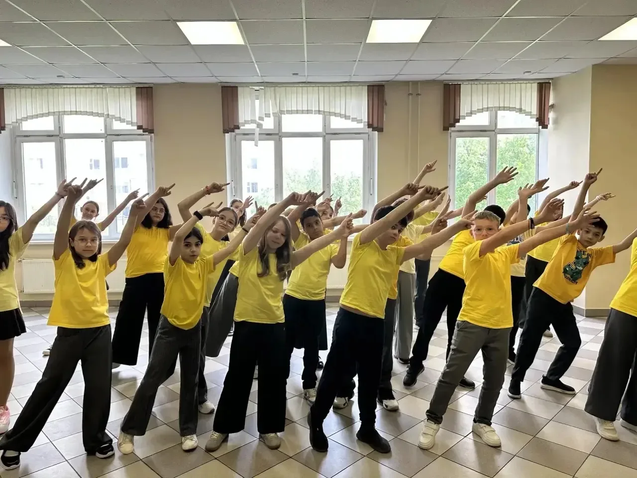 🎨 День цвета в школе! Сегодня в нашей школе царила атмосфера творчества.Каждый класс выбрал свои ярк