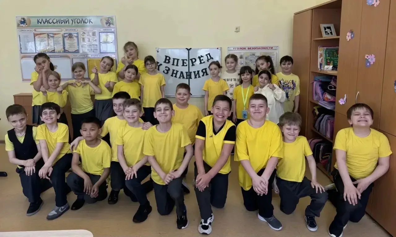🎨 День цвета в школе! Сегодня в нашей школе царила атмосфера творчества.Каждый класс выбрал свои ярк