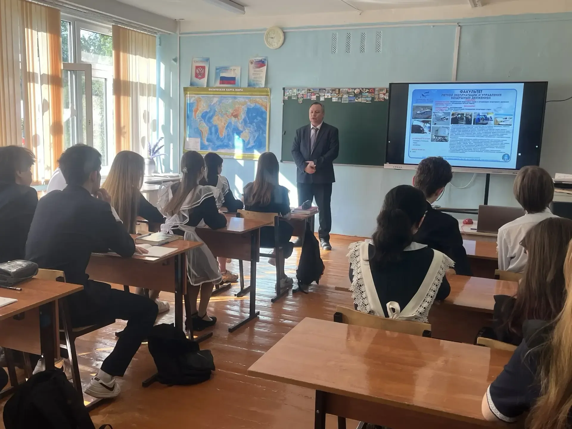 🎓 Доцент кафедры ЕНД Синдяев А. В. посетил школу № 25 города Ульяновска.  В рамках профориентационно