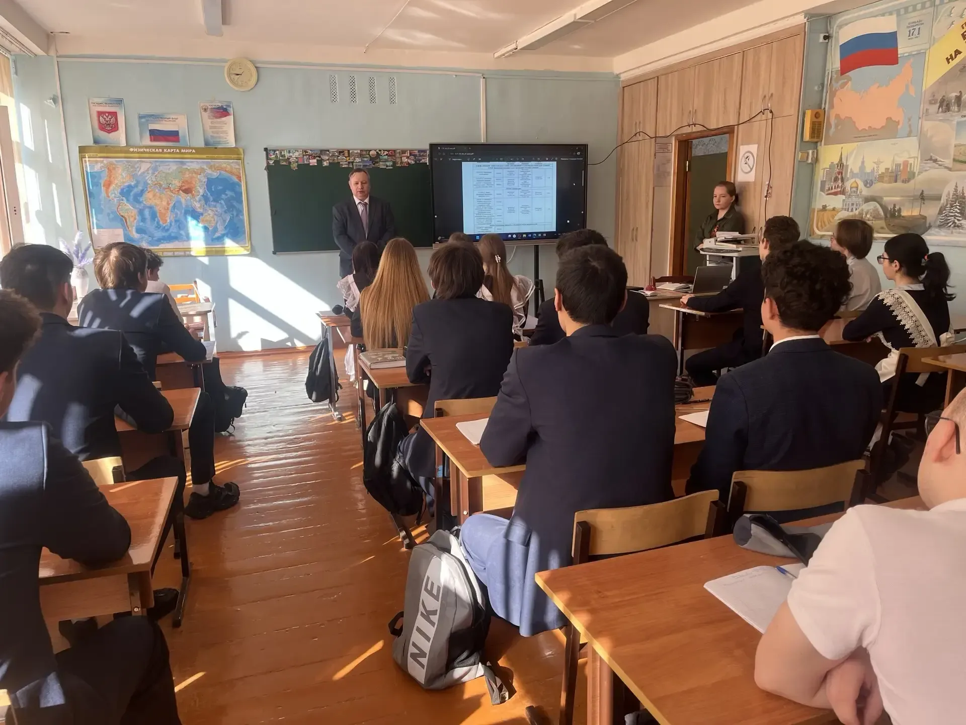🎓 Доцент кафедры ЕНД Синдяев А. В. посетил школу № 25 города Ульяновска.  В рамках профориентационно
