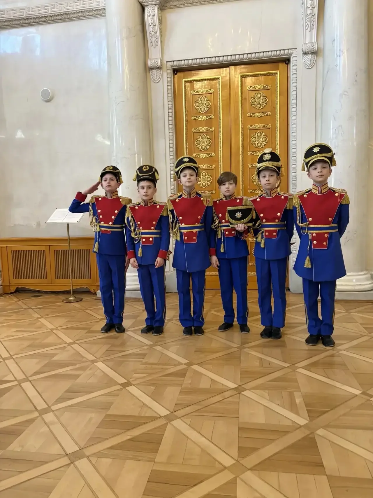 6 мая ученики 4В класса побывали в Елагинском дворце на балу у императрицы Марии Федоровны! 👑 Экскур