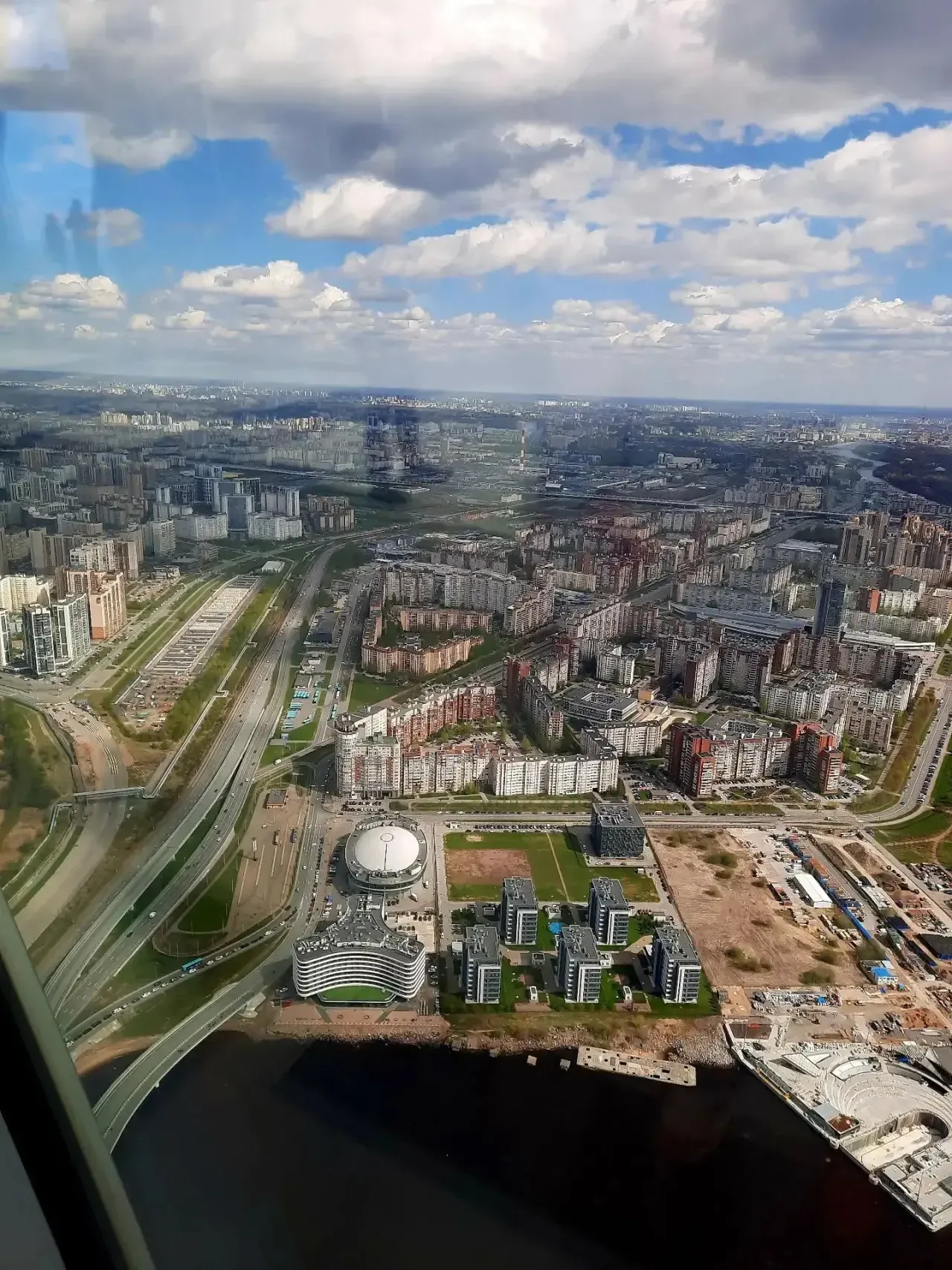 5 мая 7Б класс отправился в увлекательную экскурсию в Лахта Центр!   🏙️ Ученики поднялись на смотров