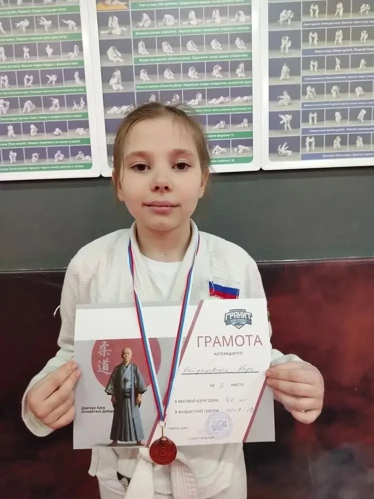 🏆За пределами учебы: достижения вне школы.  👏 Леонов Артем, 5 Б класс, признан лучшим игроком команд