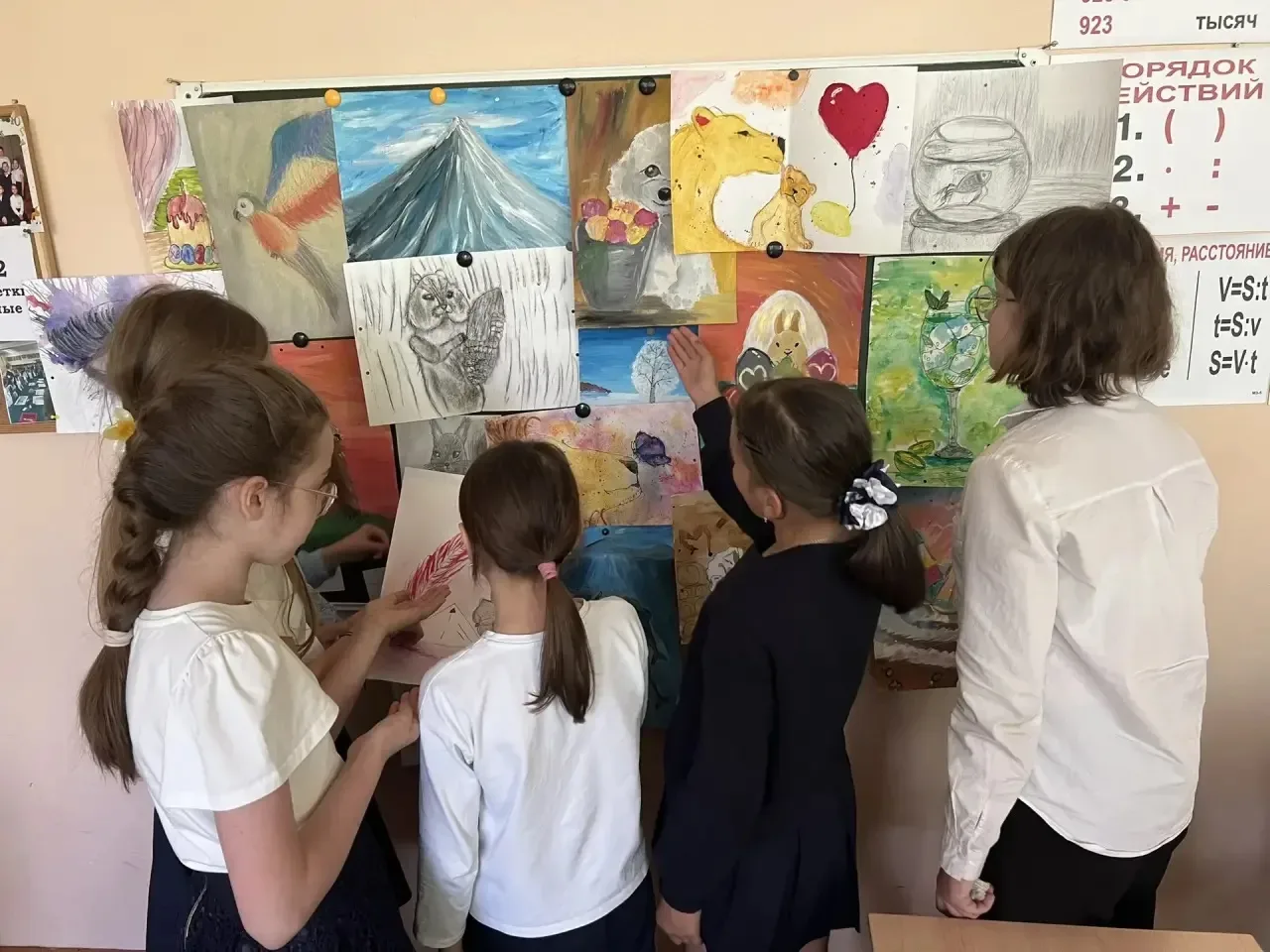 Сегодня наш 4 «Г» (Кл. руководитель Ахмедова Г.М.) превратился в настоящую художественную галерею! ✨