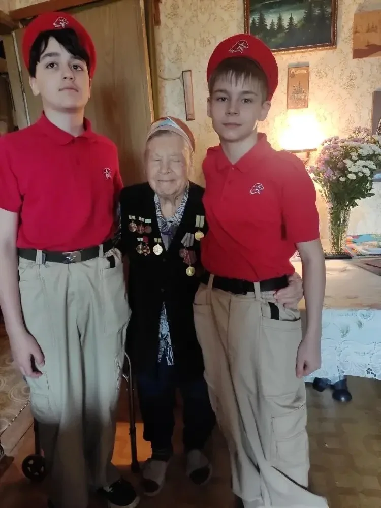 Сегодня учащиеся нашей школы и педагоги навестили Солнцеву Нину Ивановну — человека с удивительной с