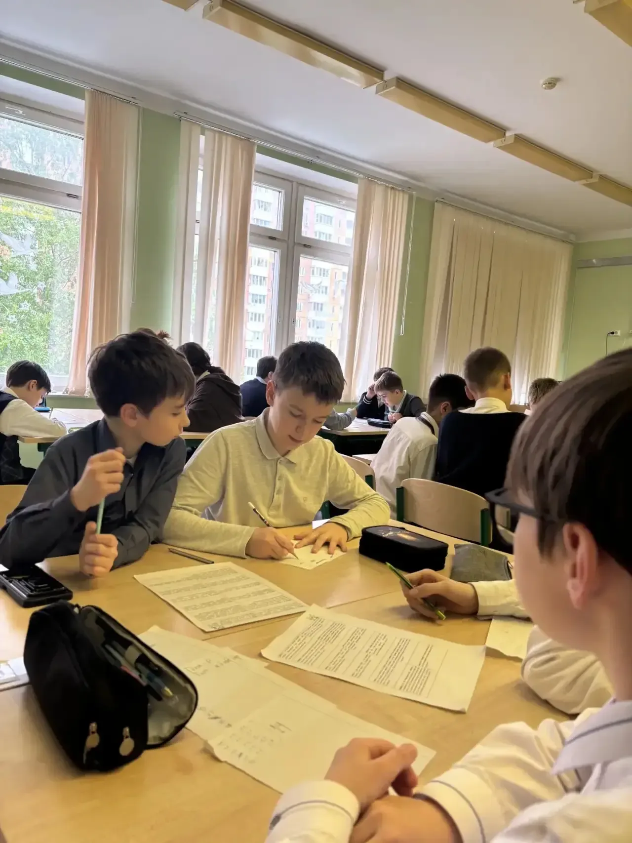 Ученики 5М- 1 математического класса приняли участие в математической игре «Карусель», задания мы по