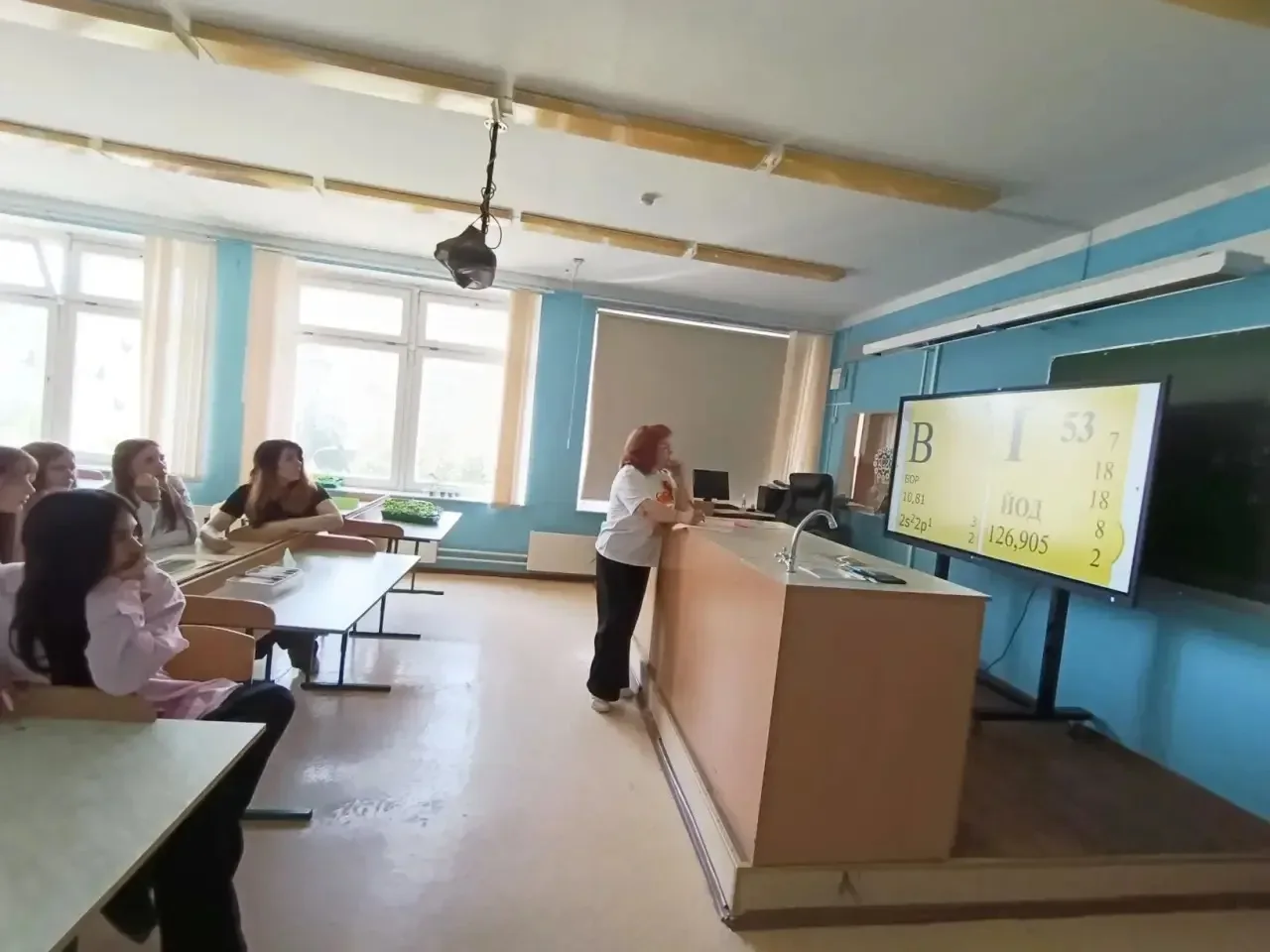 К Дню химии между командами 8-х классов прошёл квиз об этой сложной,но такой интересной науке! Не вс
