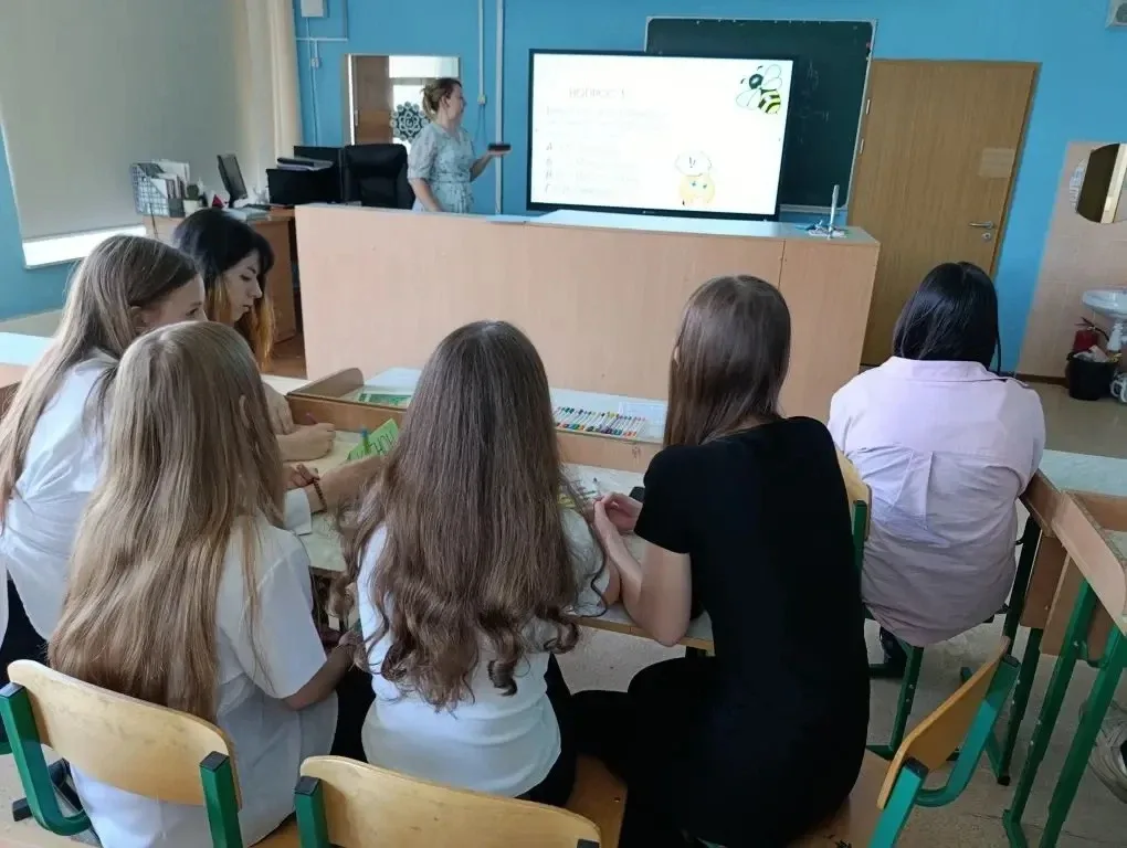 К Дню химии между командами 8-х классов прошёл квиз об этой сложной,но такой интересной науке! Не вс