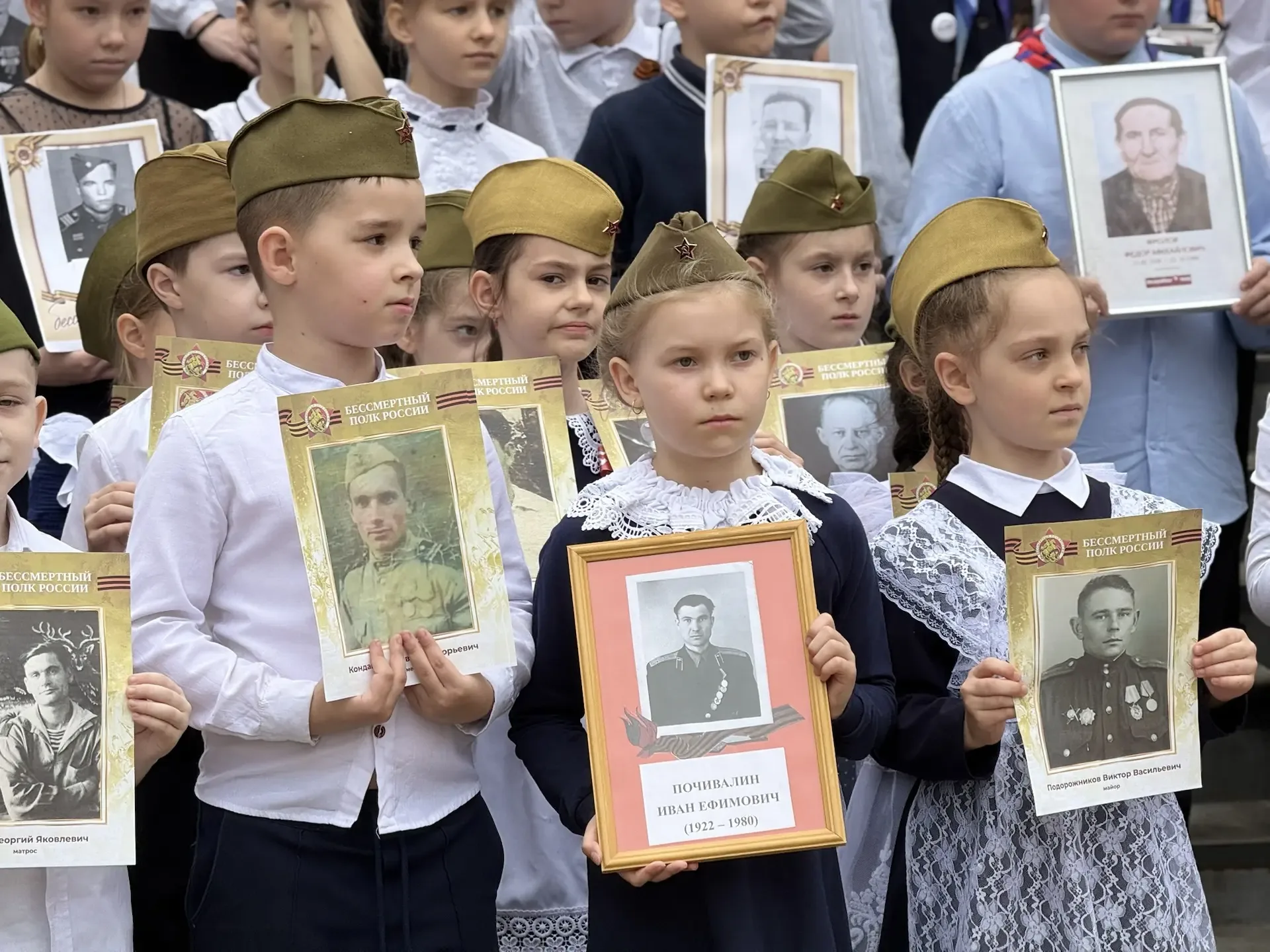 Сегодня в нашей школе прошла патриотическая акция «Бессмертный полк», в которой приняли участие учащ