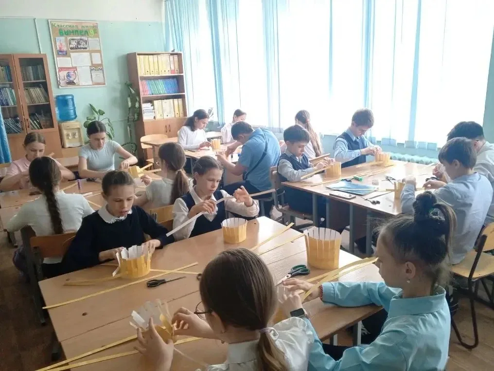 В преддверии Международного дня музеев наш школьный музей «Истоки» на один день превратился в настоя