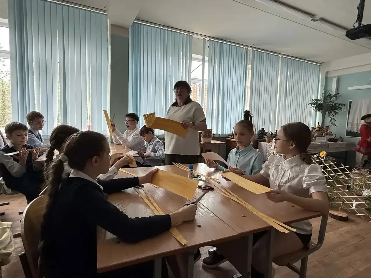 В преддверии Международного дня музеев наш школьный музей «Истоки» на один день превратился в настоя