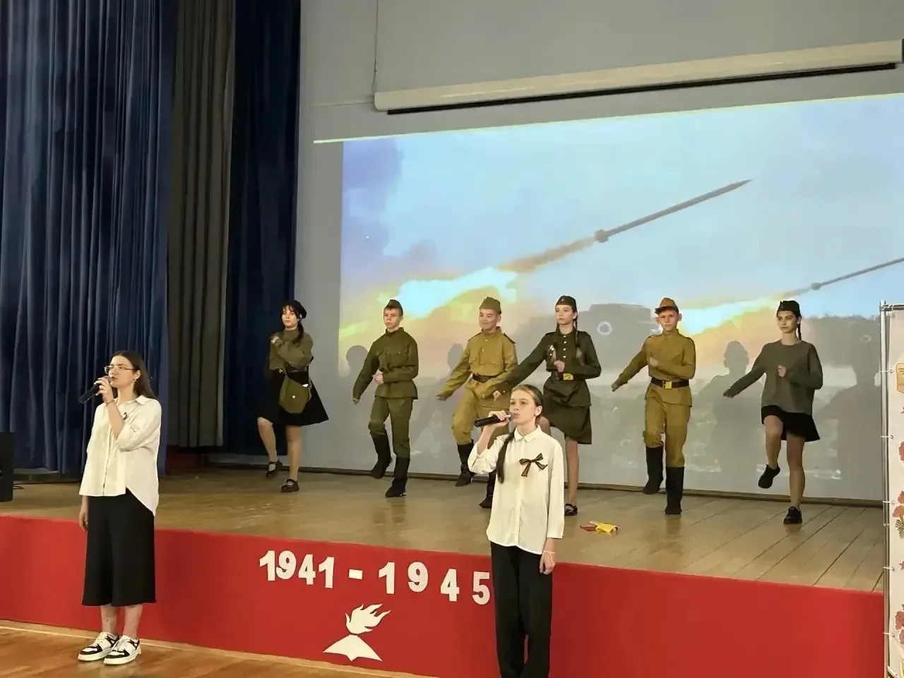 В МОУ СОШ № 33 прогремел «Салют Победы»: от истории — к вечности 🎖️  08.05.2026 года в стенах нашей 