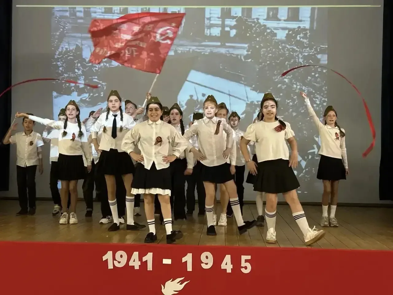 В МОУ СОШ № 33 прогремел «Салют Победы»: от истории — к вечности 🎖️  08.05.2026 года в стенах нашей 