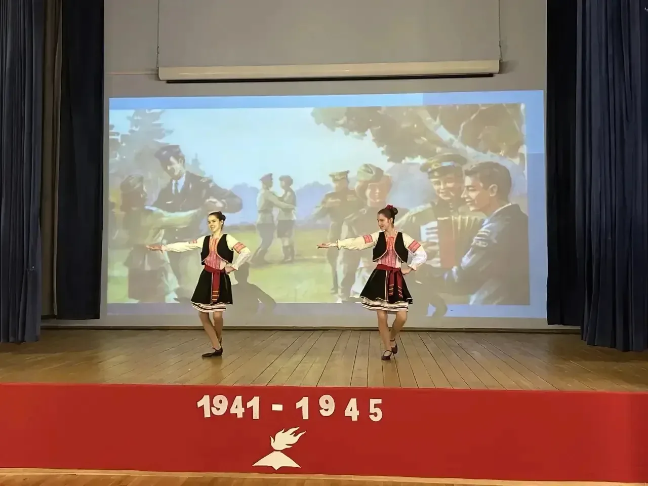 В МОУ СОШ № 33 прогремел «Салют Победы»: от истории — к вечности 🎖️  08.05.2026 года в стенах нашей 