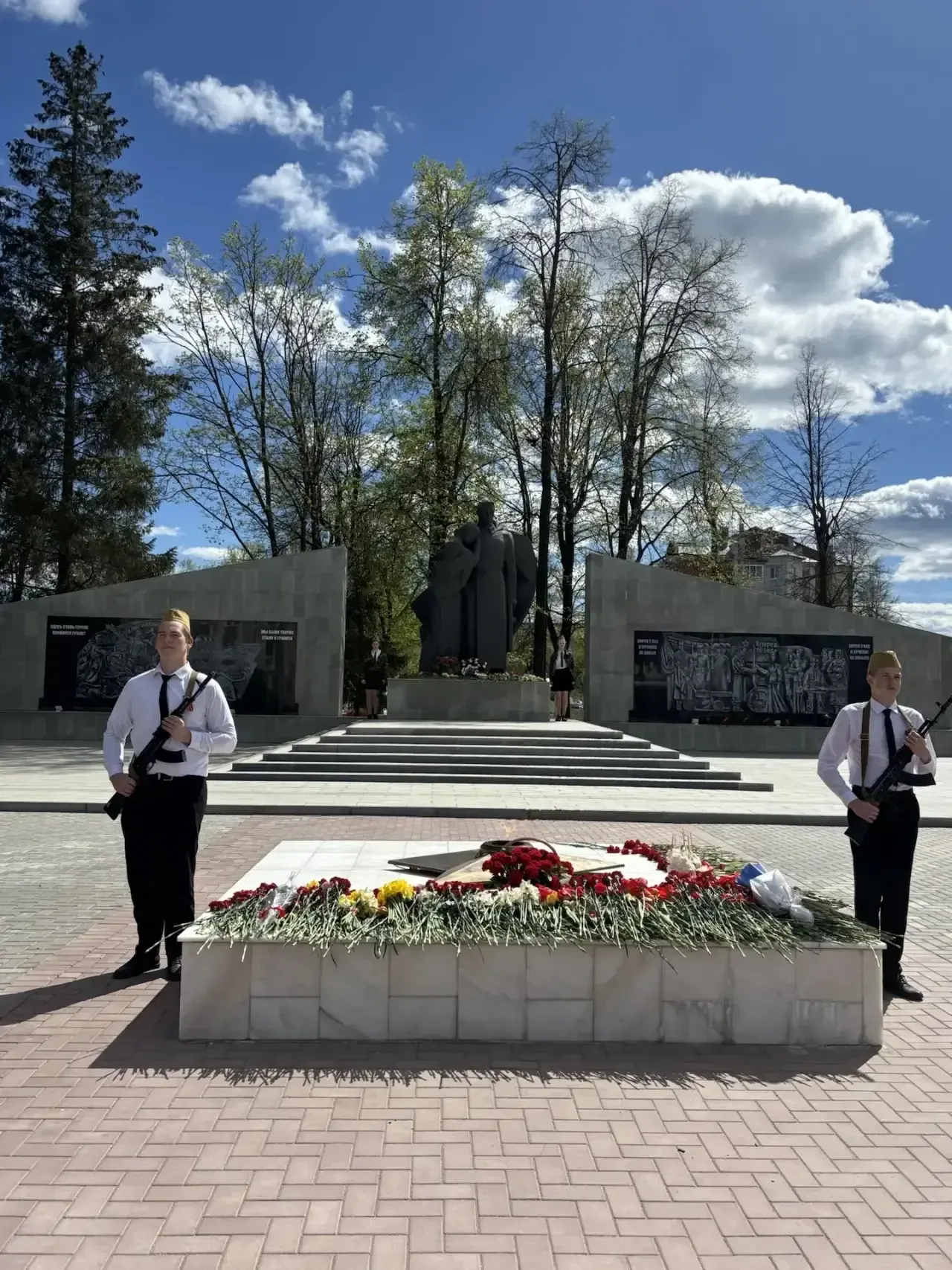 Молодежь помнит подвиг своих героев.  Учащиеся 10 "А" и 10 "Б" классов нашей школы стали участниками