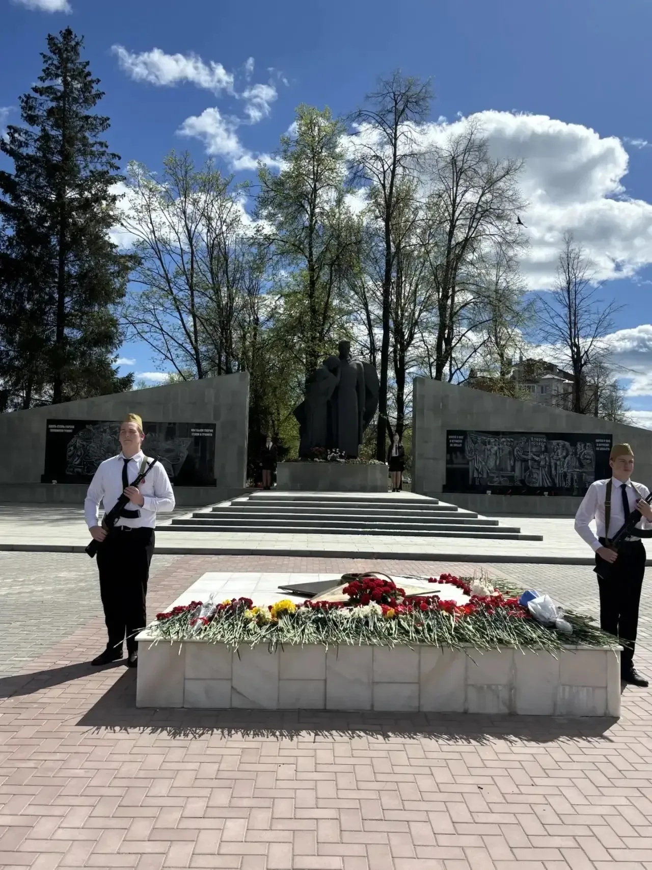 Молодежь помнит подвиг своих героев.  Учащиеся 10 "А" и 10 "Б" классов нашей школы стали участниками