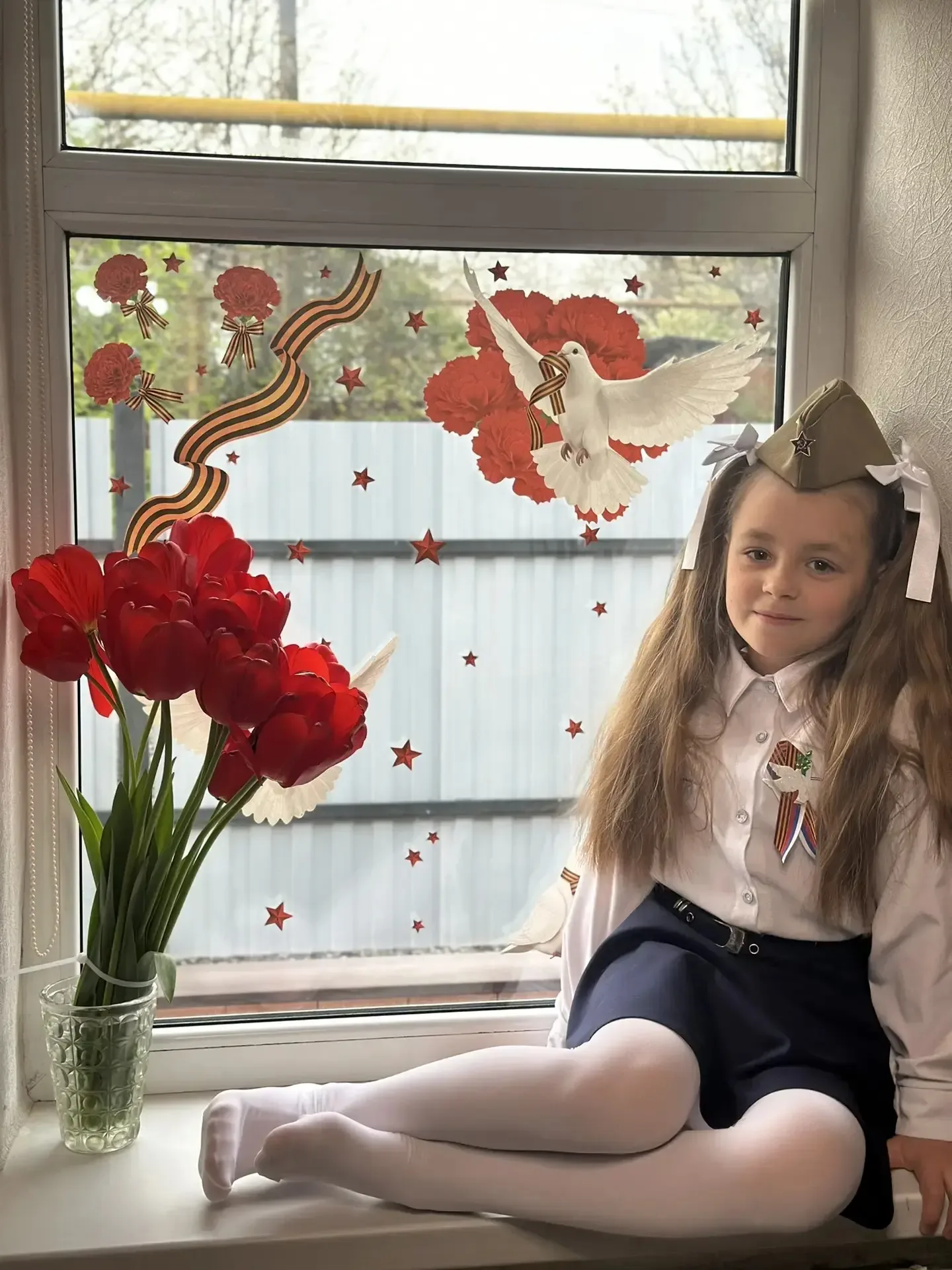 Ученица 1«В» класса Алилуева Полина вместе с семьей приняла участие в акции "Окна Победы". Они украс