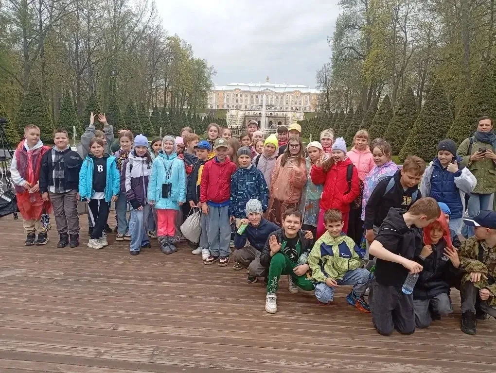 В завершение учебного года ученики 3а и 3в класса посетили музей-заповедник «Петергоф». Этот уникаль