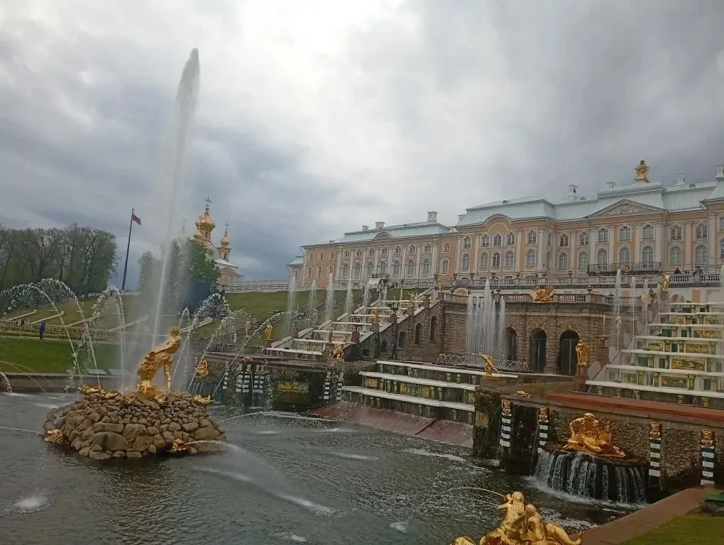 В завершение учебного года ученики 3а и 3в класса посетили музей-заповедник «Петергоф». Этот уникаль
