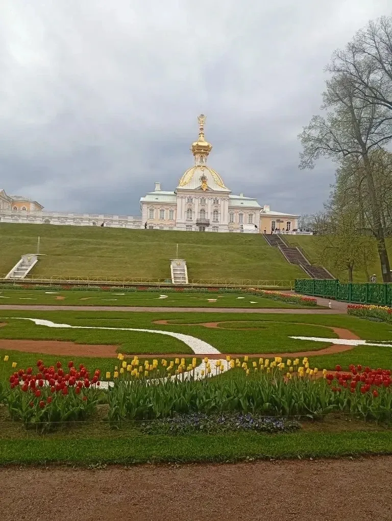В завершение учебного года ученики 3а и 3в класса посетили музей-заповедник «Петергоф». Этот уникаль