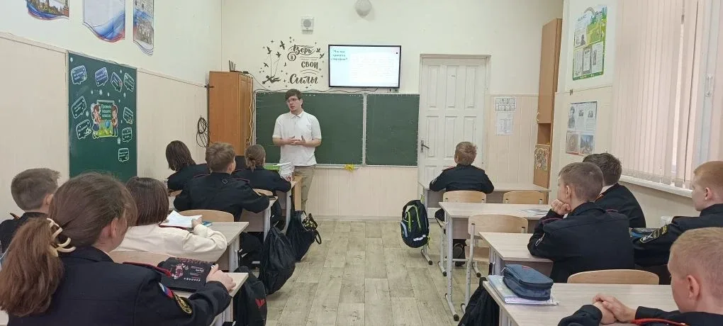 👨‍🏫 Сегодня в нашей школе Руслан Дмитриевич провёл важную лекцию для средней школы — «Обучение кибер
