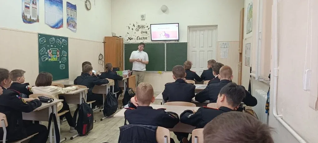 👨‍🏫 Сегодня в нашей школе Руслан Дмитриевич провёл важную лекцию для средней школы — «Обучение кибер