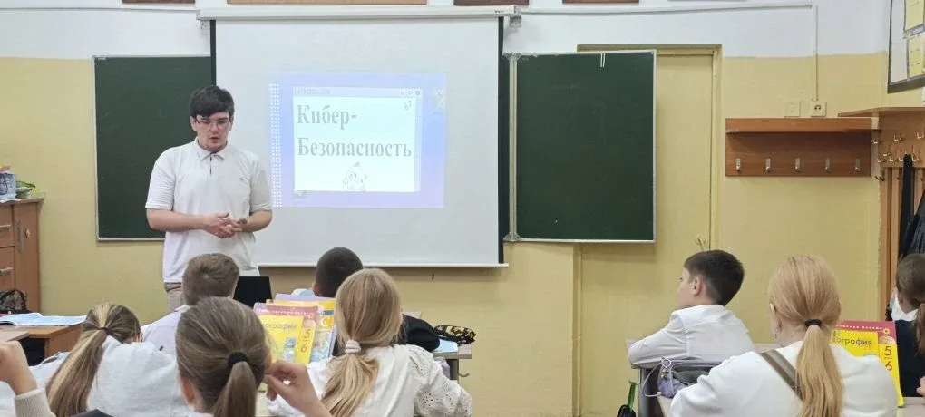 👨‍🏫 Сегодня в нашей школе Руслан Дмитриевич провёл важную лекцию для средней школы — «Обучение кибер