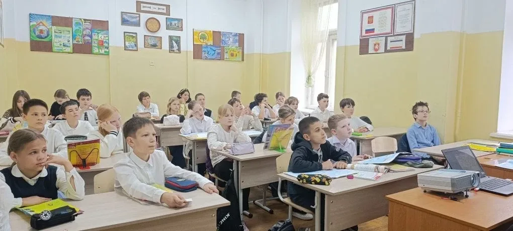 👨‍🏫 Сегодня в нашей школе Руслан Дмитриевич провёл важную лекцию для средней школы — «Обучение кибер