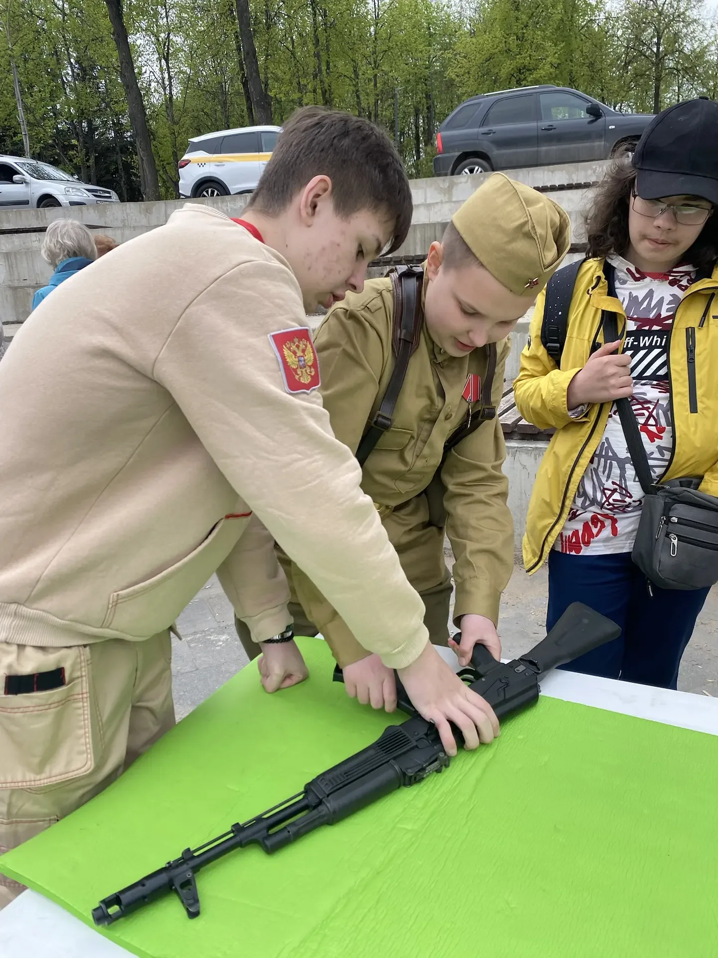 Сегодня, в  День Победы, на главной городской площади Юнармейцы Центра образования №2 провели для вс
