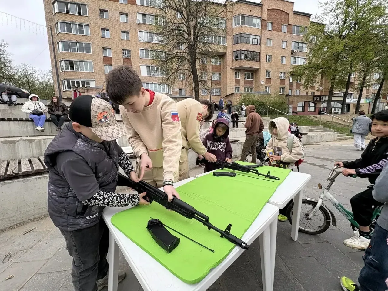Сегодня, в  День Победы, на главной городской площади Юнармейцы Центра образования №2 провели для вс