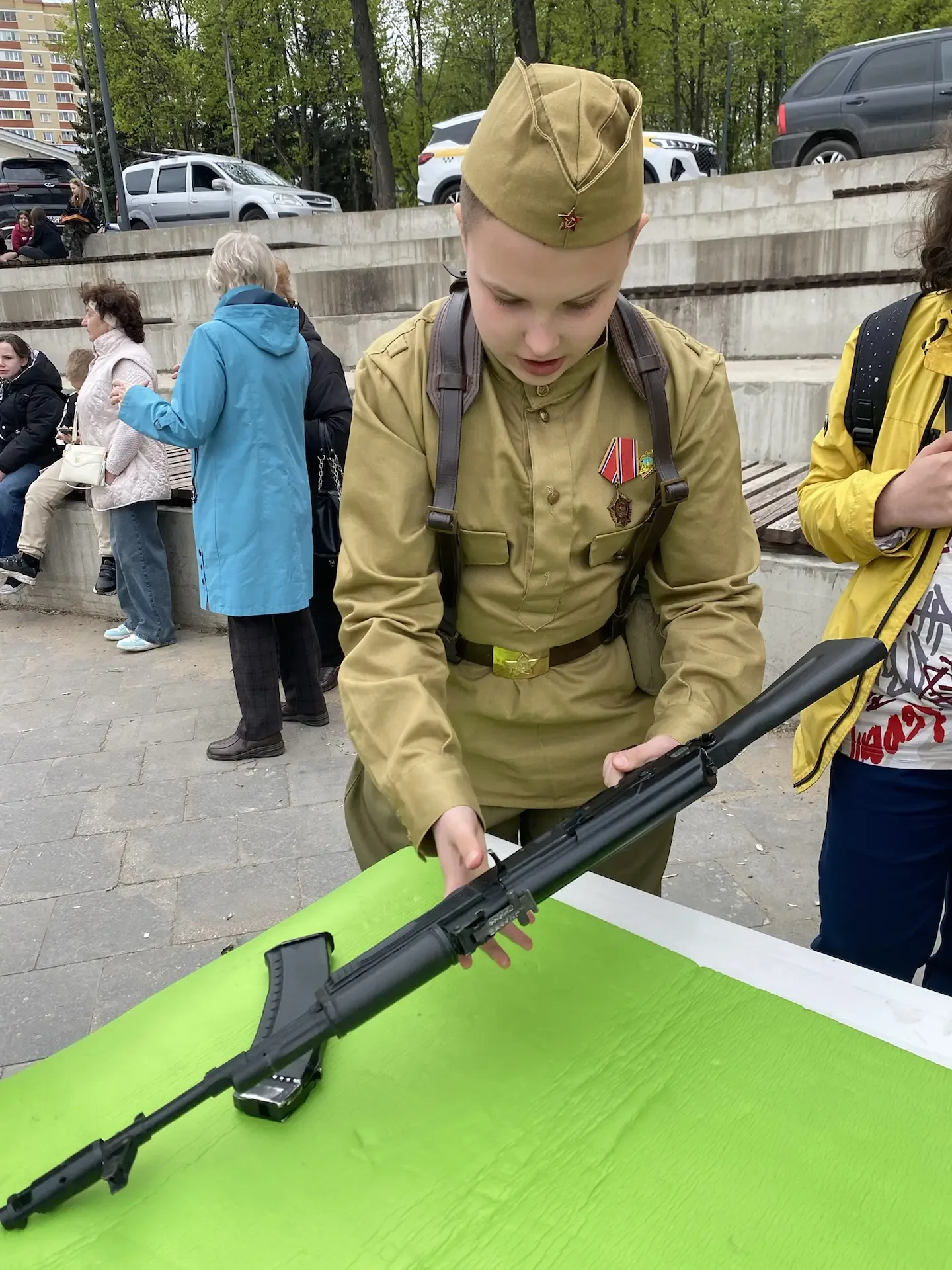 Сегодня, в  День Победы, на главной городской площади Юнармейцы Центра образования №2 провели для вс