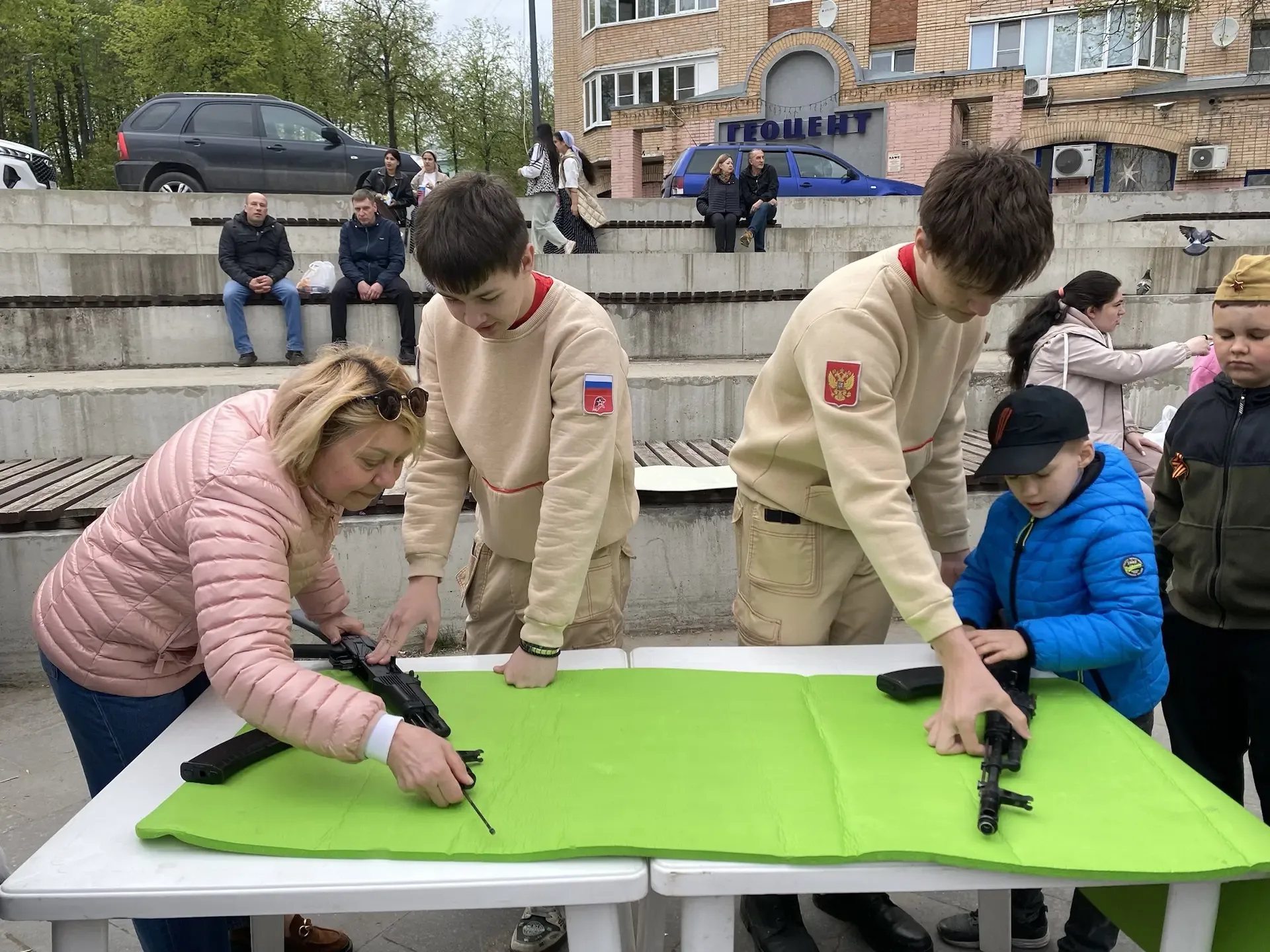 Сегодня, в  День Победы, на главной городской площади Юнармейцы Центра образования №2 провели для вс