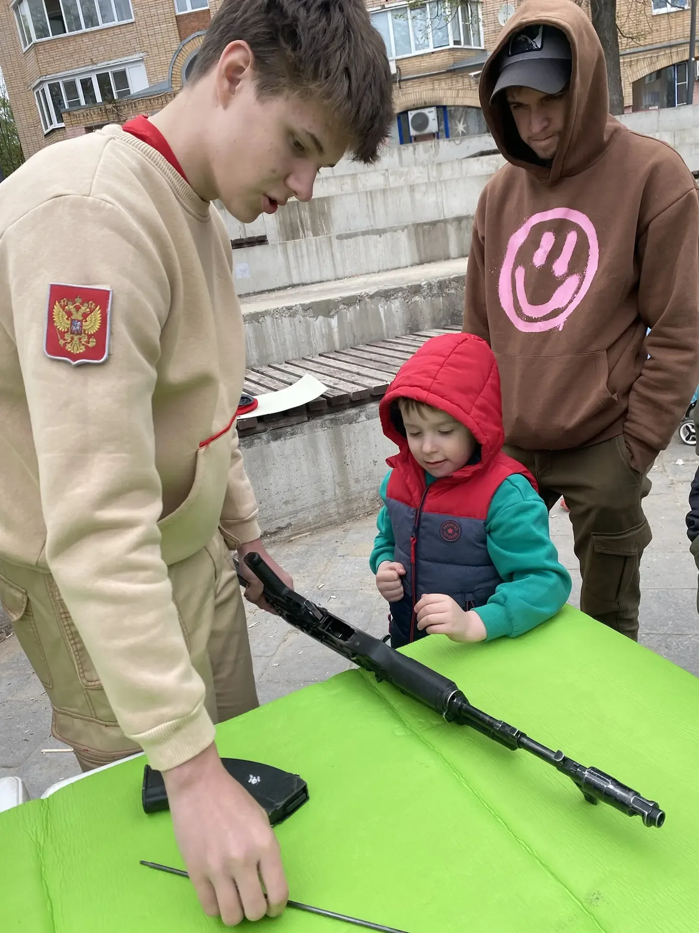 Сегодня, в  День Победы, на главной городской площади Юнармейцы Центра образования №2 провели для вс