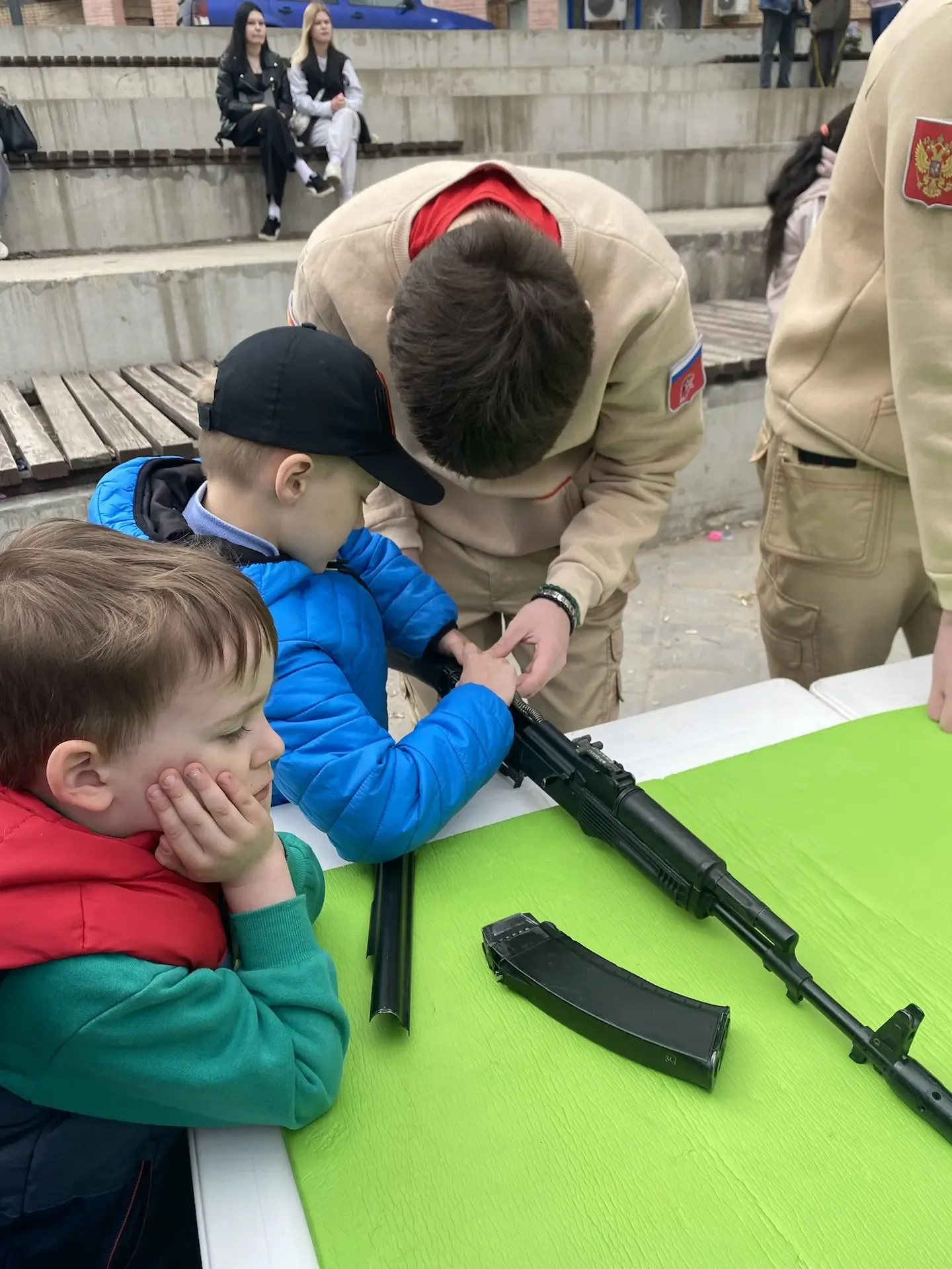 Сегодня, в  День Победы, на главной городской площади Юнармейцы Центра образования №2 провели для вс