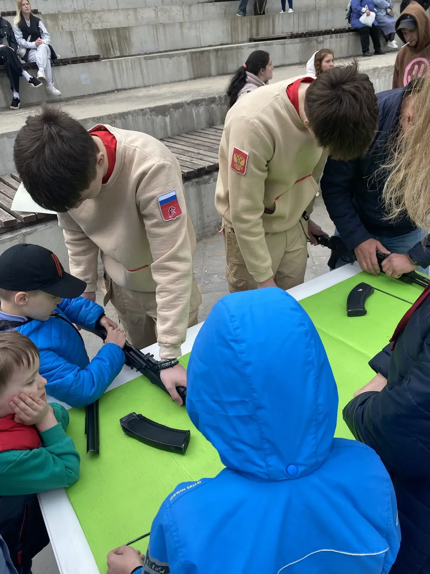 Сегодня, в  День Победы, на главной городской площади Юнармейцы Центра образования №2 провели для вс