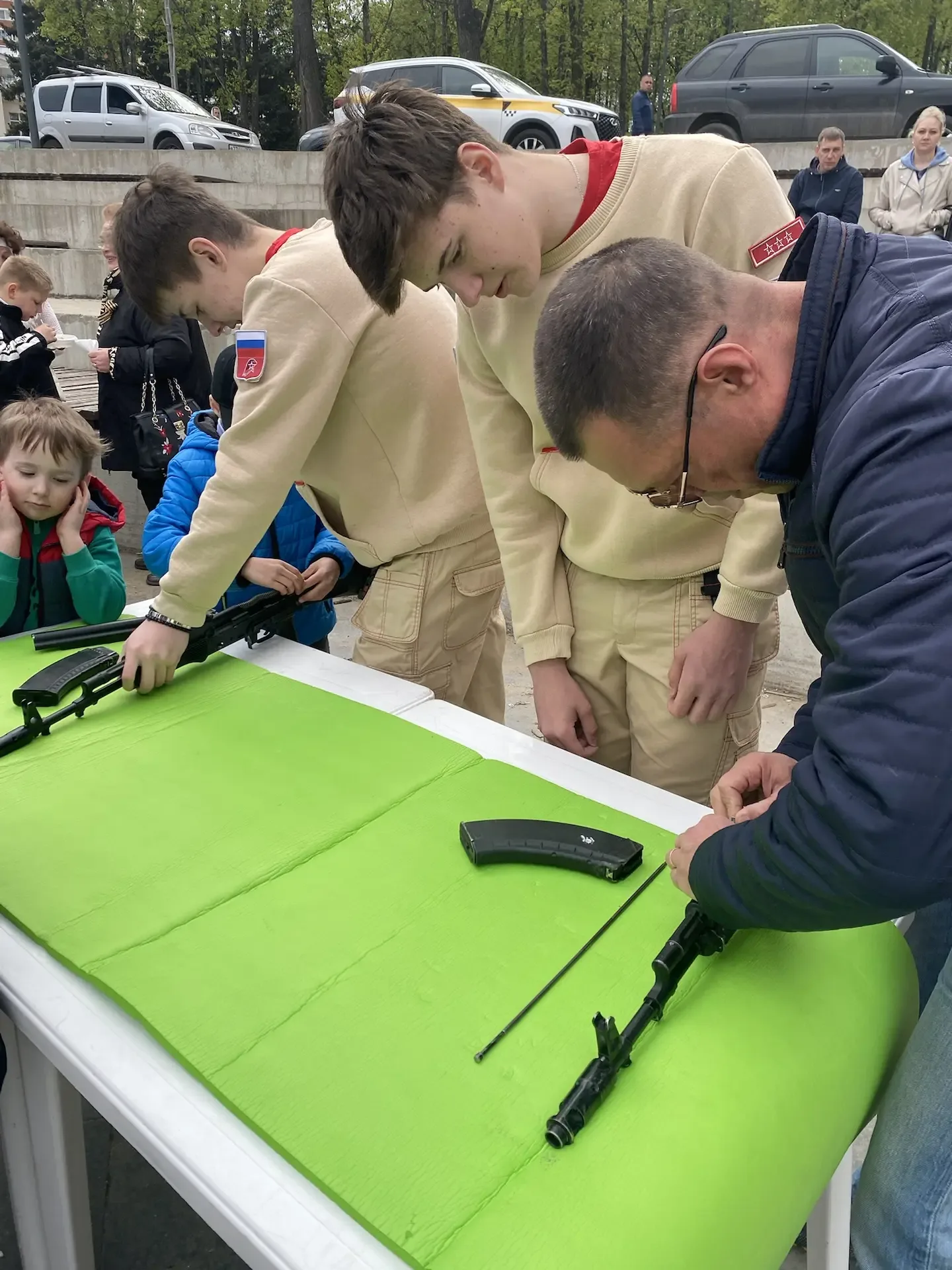 Сегодня, в  День Победы, на главной городской площади Юнармейцы Центра образования №2 провели для вс