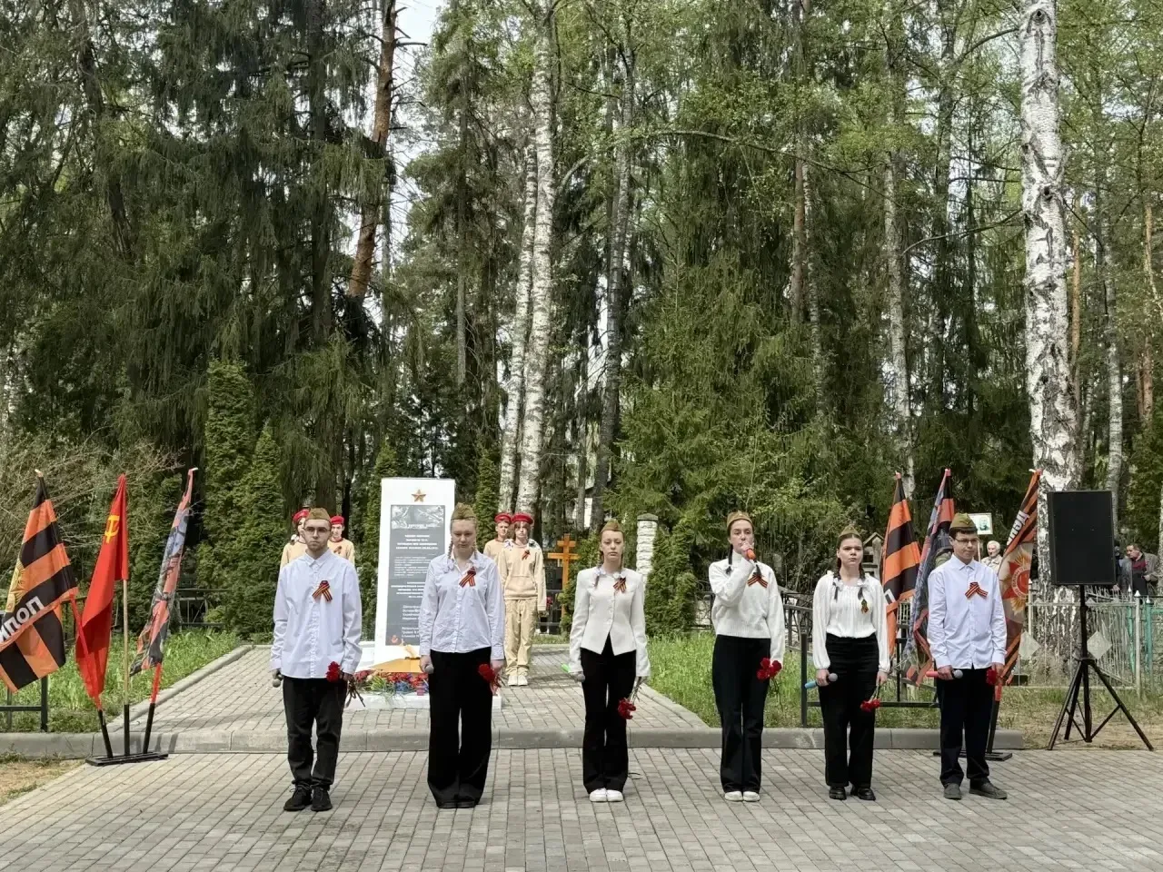 🕯️ Сегодня, в день великого праздника — Дня Победы — на мемориале Погибшим лётчикам самолёта ТБ-3, н