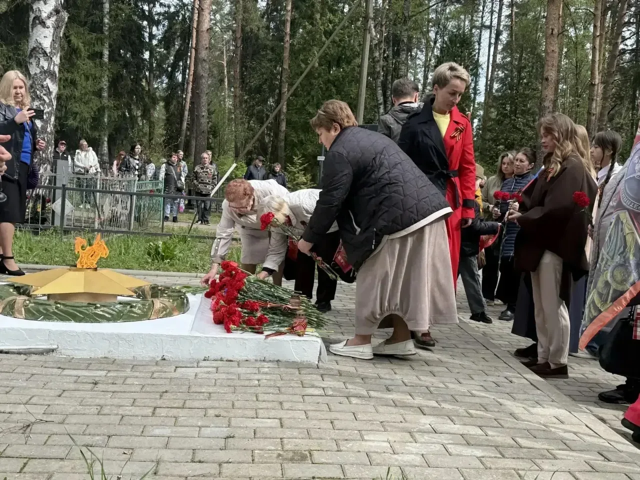 🕯️ Сегодня, в день великого праздника — Дня Победы — на мемориале Погибшим лётчикам самолёта ТБ-3, н