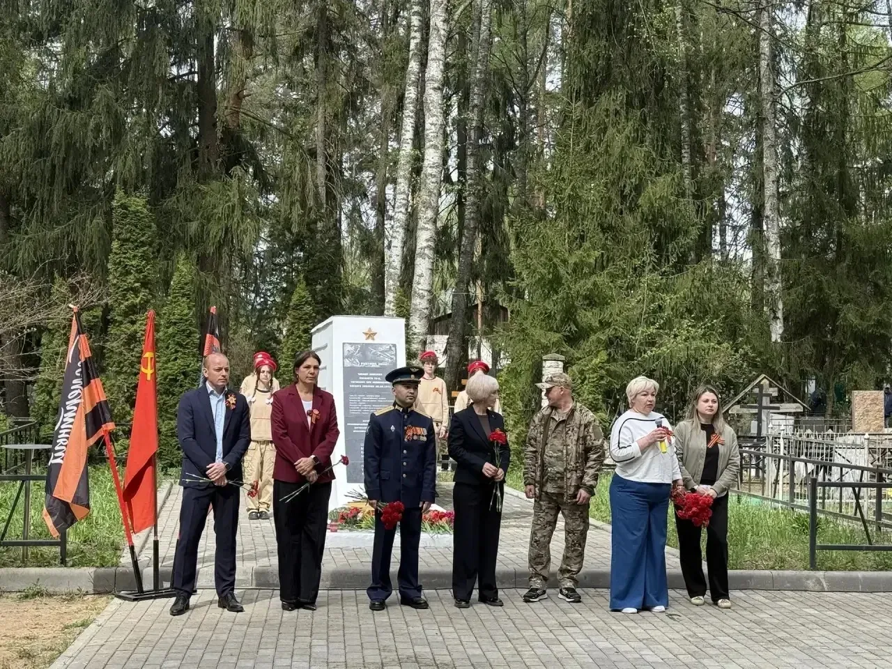 🕯️ Сегодня, в день великого праздника — Дня Победы — на мемориале Погибшим лётчикам самолёта ТБ-3, н