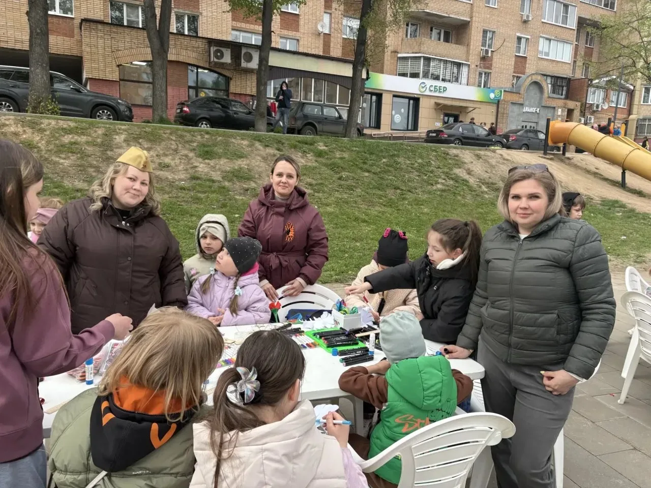 🎉 Сегодня, 9 мая, на главной городской площади прошел трогательный мастер-класс «Голубь мира», котор
