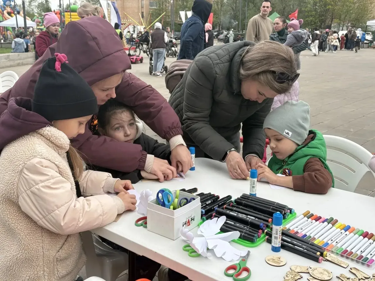 🎉 Сегодня, 9 мая, на главной городской площади прошел трогательный мастер-класс «Голубь мира», котор