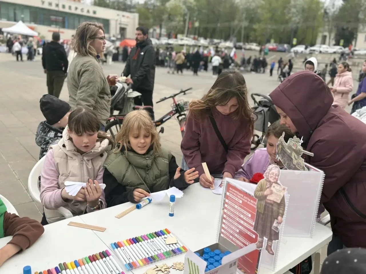 🎉 Сегодня, 9 мая, на главной городской площади прошел трогательный мастер-класс «Голубь мира», котор