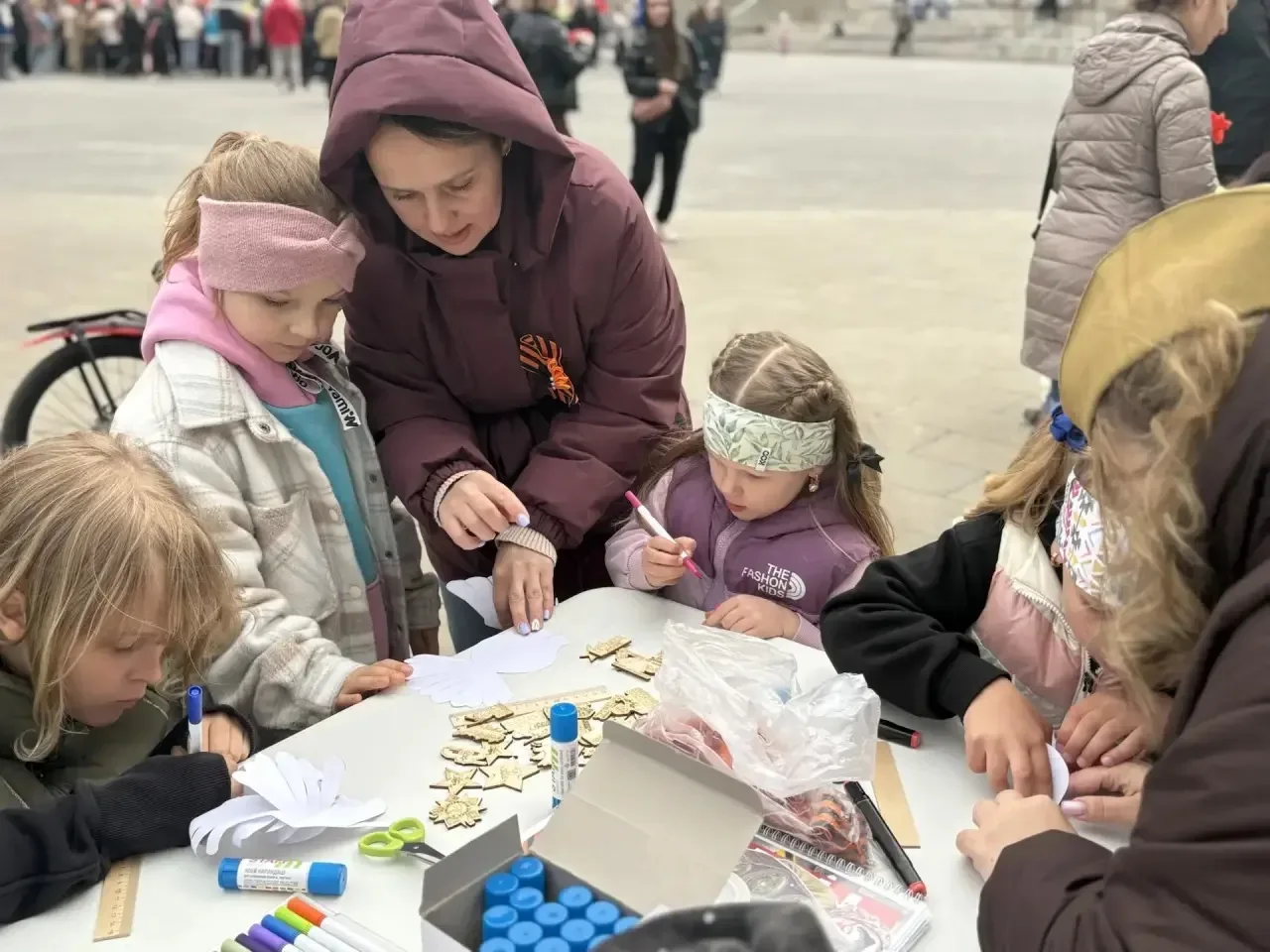 🎉 Сегодня, 9 мая, на главной городской площади прошел трогательный мастер-класс «Голубь мира», котор