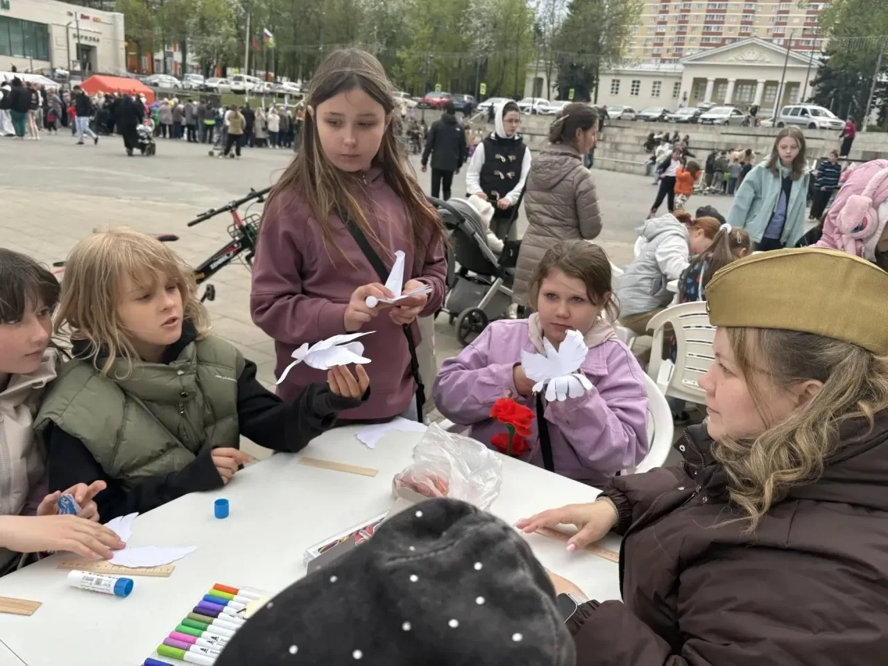 🎉 Сегодня, 9 мая, на главной городской площади прошел трогательный мастер-класс «Голубь мира», котор