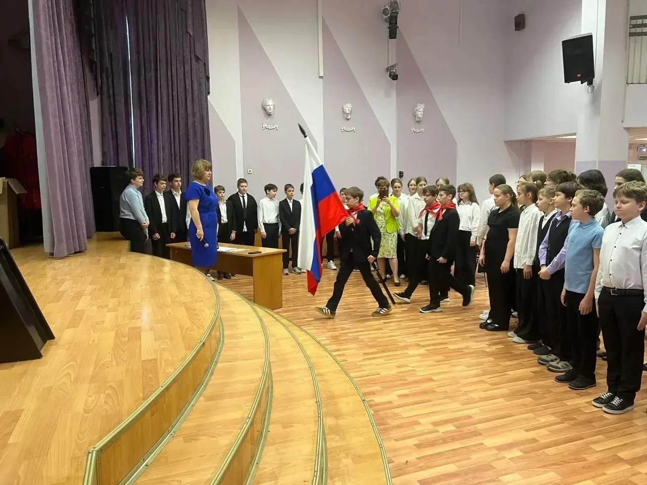 🇷🇺 Новая неделя начинается с флага  Утро понедельника в нашей школе традиционно началось с торжестве