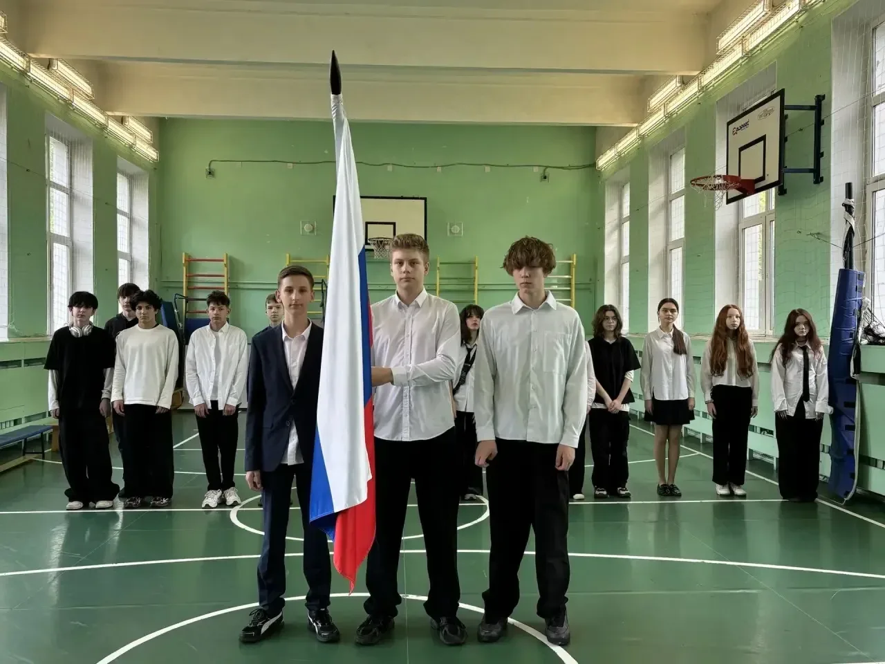 🇷🇺 Новая неделя начинается с флага  Утро понедельника в нашей школе традиционно началось с торжестве