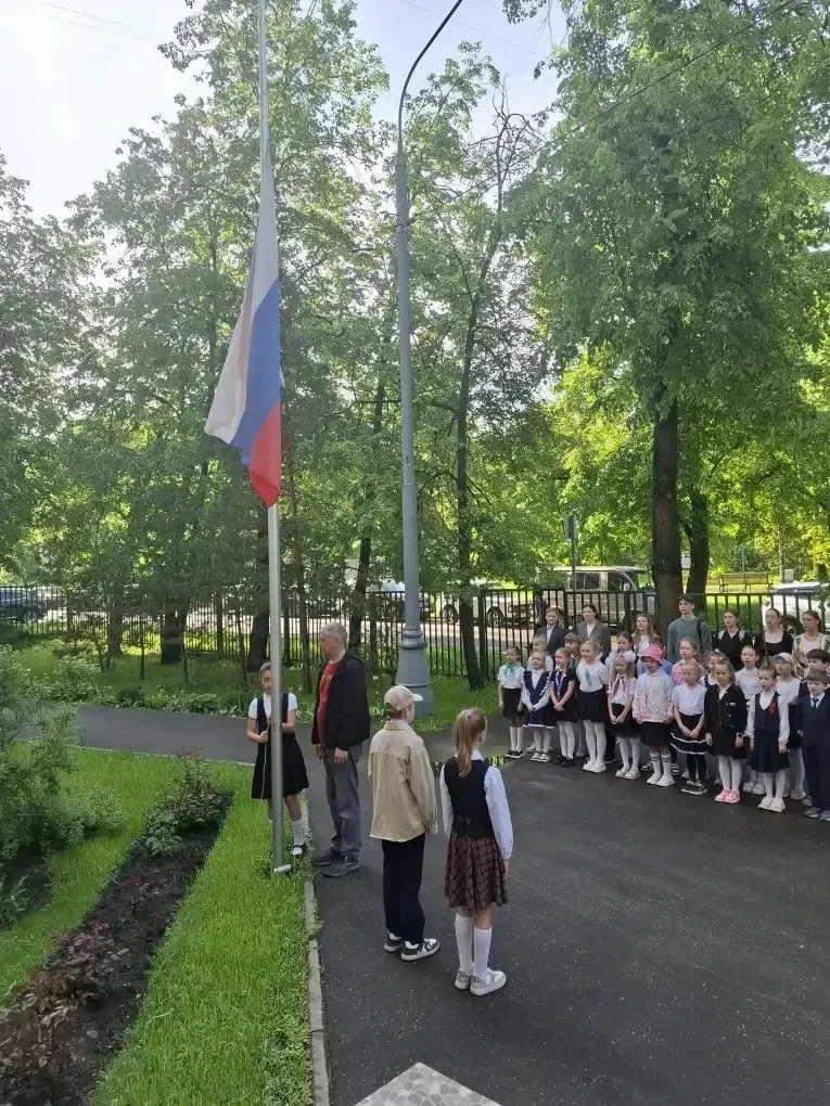 🇷🇺 Новая неделя начинается с флага  Утро понедельника в нашей школе традиционно началось с торжестве