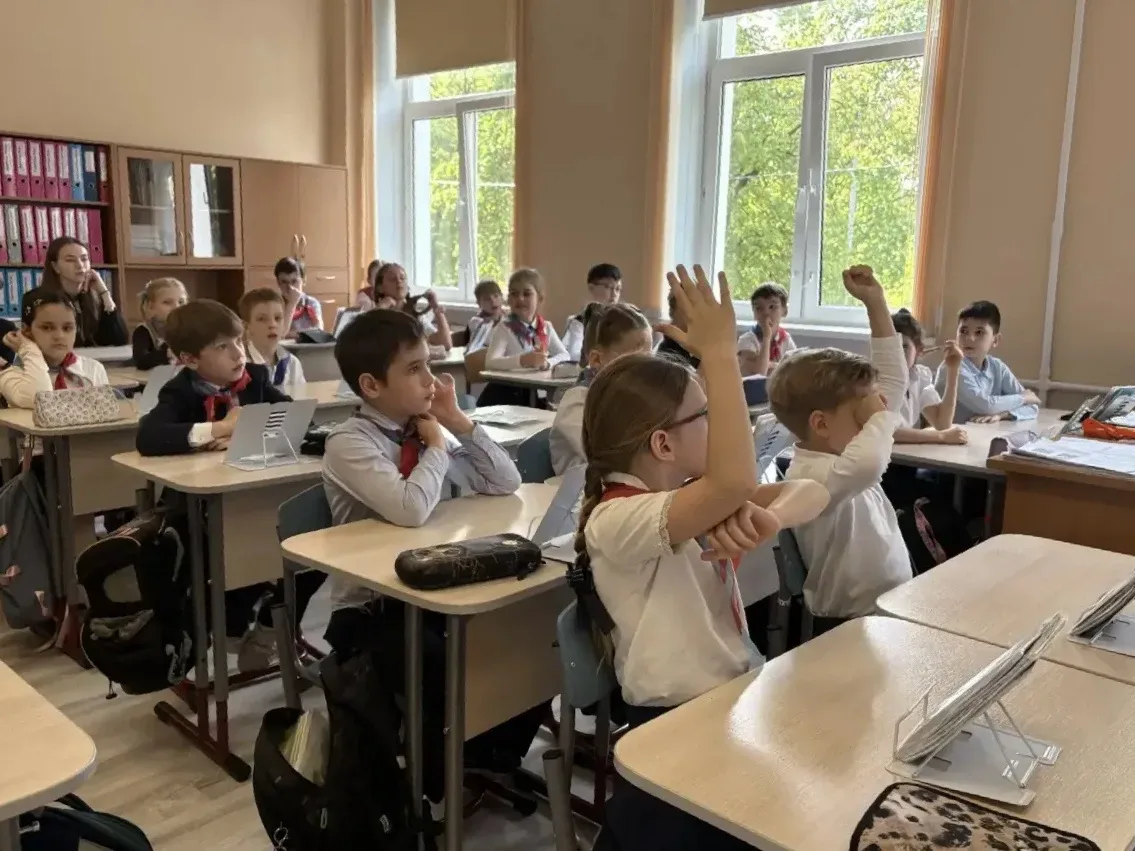 🇷🇺 Новая неделя начинается с флага  Утро понедельника в нашей школе традиционно началось с торжестве
